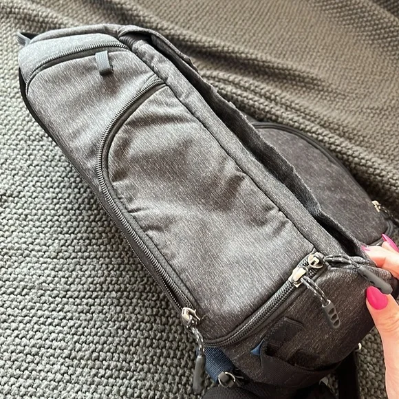 Think Tank Photo Urban Access 8 Sling Camera Bag in Black - Picture 7 of 8